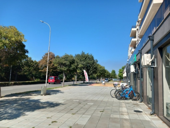 Дава се под наем Магазин в Поморие - 44 кв.м за 204 € - Снимка #1