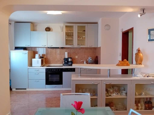 Дава се под наем Тристаен апартамент в София, Банишора - 130 кв.м за 700 € - Снимка #1