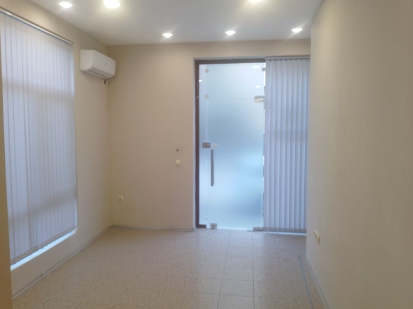 Дава се под наем Офис в Благоевград, Идеален център - 19 кв.м за 178.5 € - Снимка #1