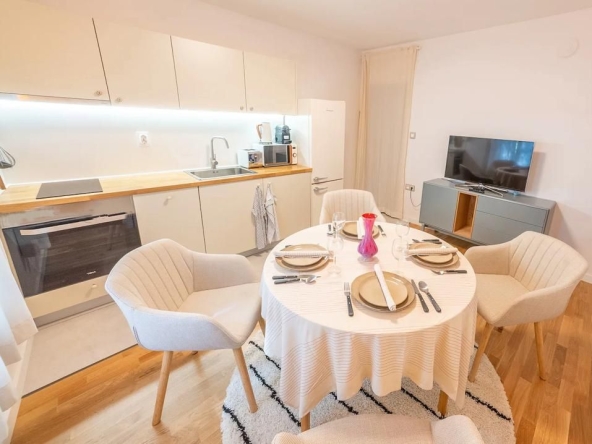 Дава се под наем Тристаен апартамент в София, Център - 96 кв.м за 800 € - Снимка #1