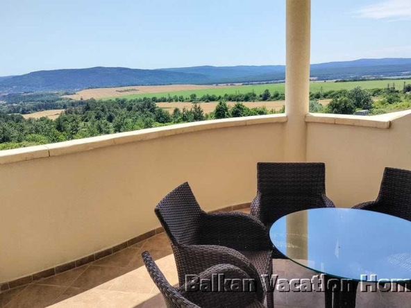 Тристаен апартамент в Бяла - 139 кв.м за 404 €/кв.м - Снимка #1