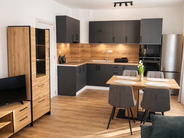 Дава се под наем Тристаен апартамент в Пловдив, Център - 103 кв.м за 797.64 € - Снимка #1