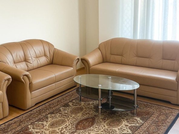 Дава се под наем Тристаен апартамент в Пловдив, Център - 100 кв.м за 434 € - Снимка #1