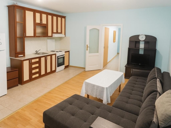 Дава се под наем Тристаен апартамент в Пловдив, Център - 100 кв.м за 434 € - Снимка #1