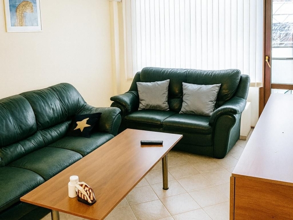 Дава се под наем Тристаен апартамент в Пловдив, Център - 80 кв.м за 510 € - Снимка #1