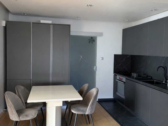 Дава се под наем Тристаен апартамент в София, Център - 85 кв.м за 797.64 € - Снимка #1