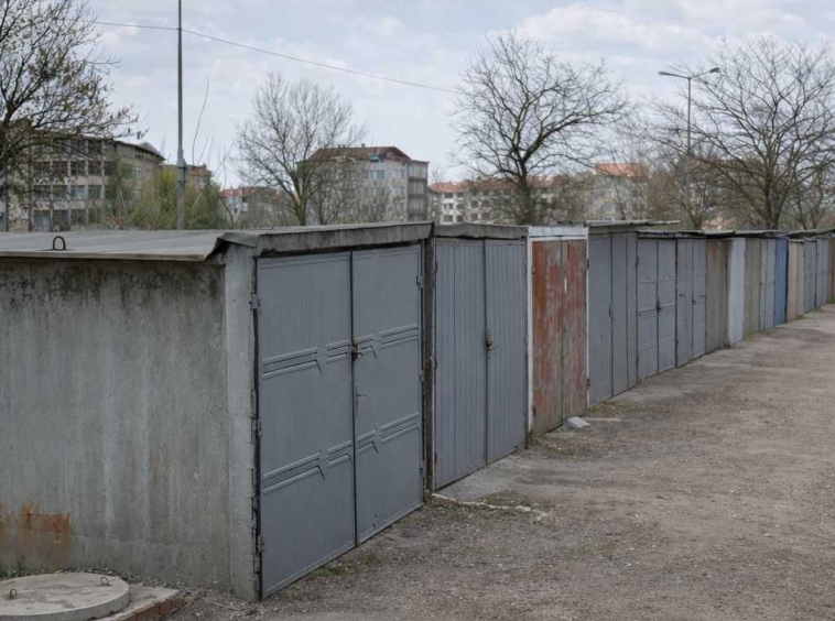 Дава се под наем Гараж / Паркомясто в Ямбол, Център - 15 кв.м за 79.56 € - Снимка #1