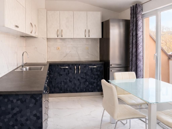 Дава се под наем Мезонет в Пловдив, Център - 100 кв.м за 747.66 € - Снимка #1