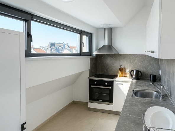 Тристаен апартамент в Бургас, Център - 93 кв.м за 1196 €/кв.м - Снимка #1