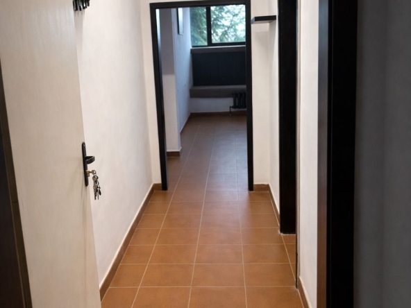 Дава се под наем Офис в Ботевград - 47 кв.м за 298.86 € - Снимка #1