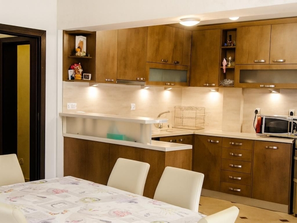 Дава се под наем Тристаен апартамент в Пловдив, Каменица 1 - 105 кв.м за 766 € - Снимка #1