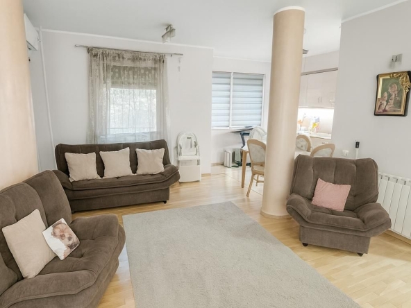 Дава се под наем Тристаен апартамент в Пловдив, Младежки Хълм - 130 кв.м за 700 € - Снимка #1