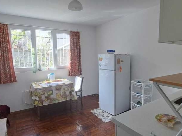 Дава се под наем Етаж от къща в София, Център - 45 кв.м за 341.7 € - Снимка #1