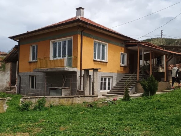 Къща в с. Змейово, Област Стара Загора - 250 кв.м за 219 €/кв.м - Снимка #1