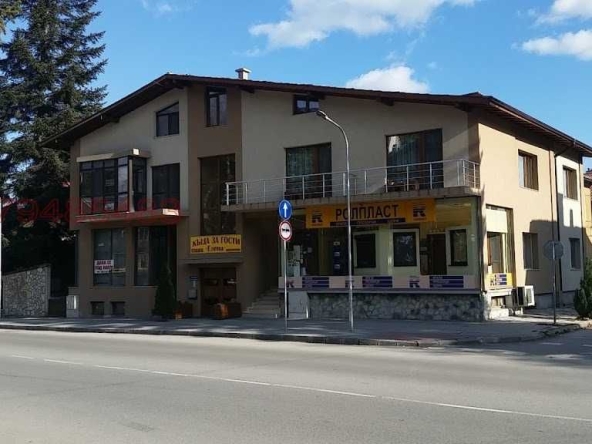 Дава се под наем Магазин в Велинград - 50 кв.м за 408 € - Снимка #1