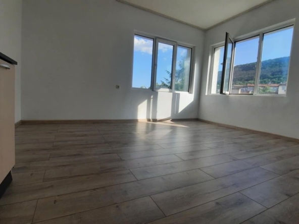 Дава се под наем Двустаен апартамент в Шумен, Херсон - 50 кв.м за 255 € - Снимка #1