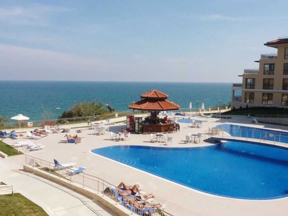 Двустаен апартамент в Варна, Център - 62 кв.м за 1194 €/кв.м - Снимка #1