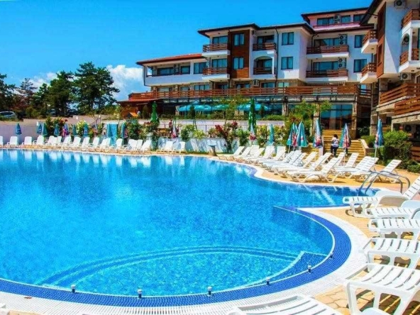 Двустаен апартамент в к.к. Слънчев бряг - 66 кв.м за 1100 €/кв.м - Снимка #1