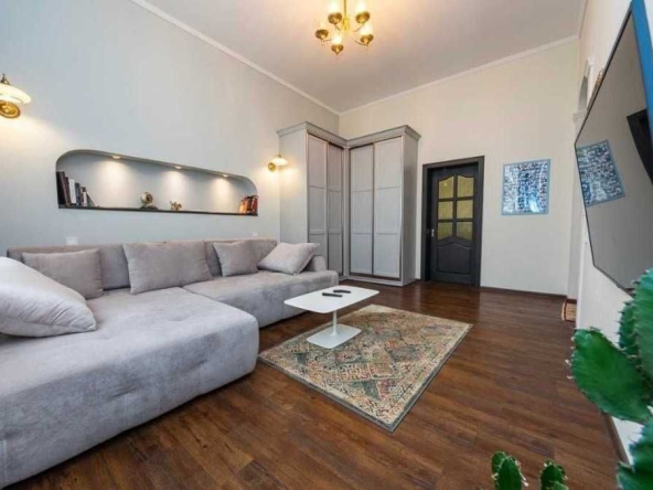 Дава се под наем Двустаен апартамент в София, Център - 70 кв.м за 561 € - Снимка #1