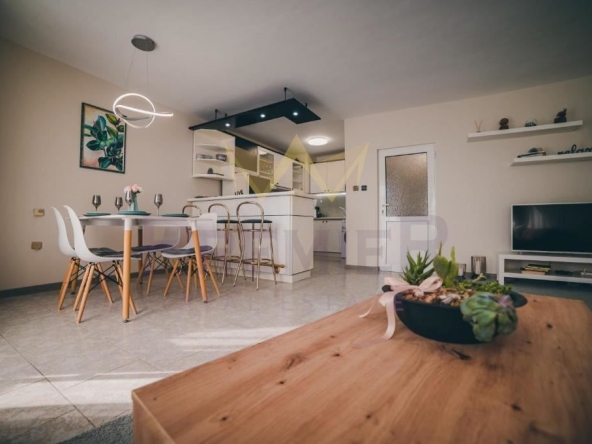 Дава се под наем Тристаен апартамент в Варна, Център - 90 кв.м за 765 € - Снимка #1