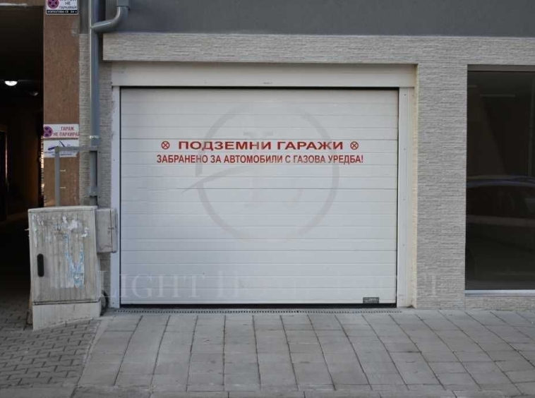 Гараж / Паркомясто в Пловдив, Кършияка - 18 кв.м за 1834 €/кв.м - Снимка #1