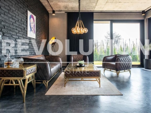 Дава се под наем Къща в Варна, Център - 200 кв.м за 2493.39 € - Снимка #1