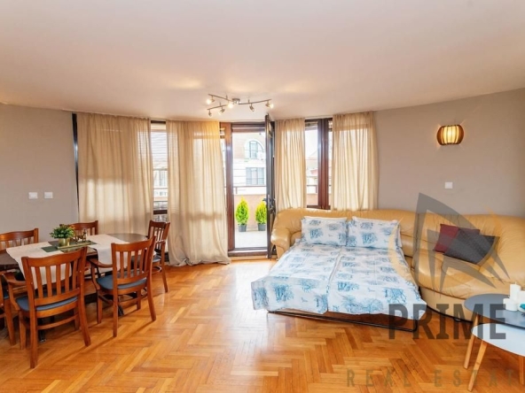 Дава се под наем Тристаен апартамент в Бургас, Център - 120 кв.м за 663 € - Снимка #1