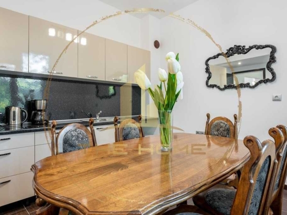 Дава се под наем Тристаен апартамент в Варна, Център - 100 кв.м за 797.64 € - Снимка #1