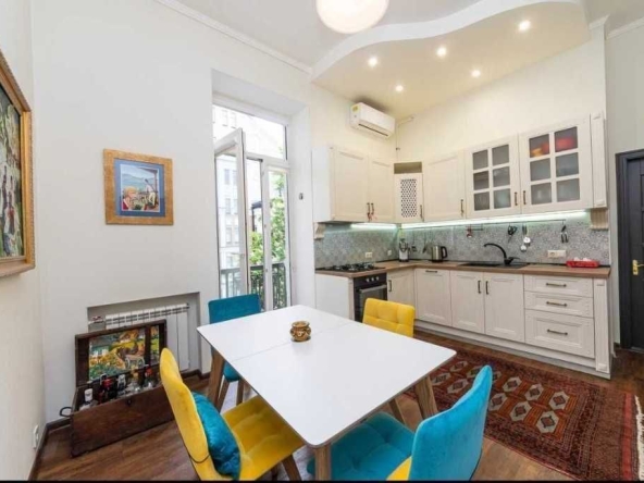 Дава се под наем Тристаен апартамент в София, Център - 90 кв.м за 637.5 € - Снимка #1