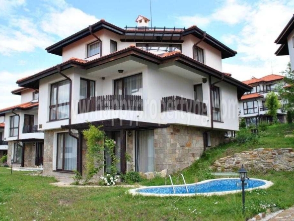 Четиристаен апартамент в с. Кошарица, Област Бургас - 135 кв.м за 1000 €/кв.м - Снимка #1