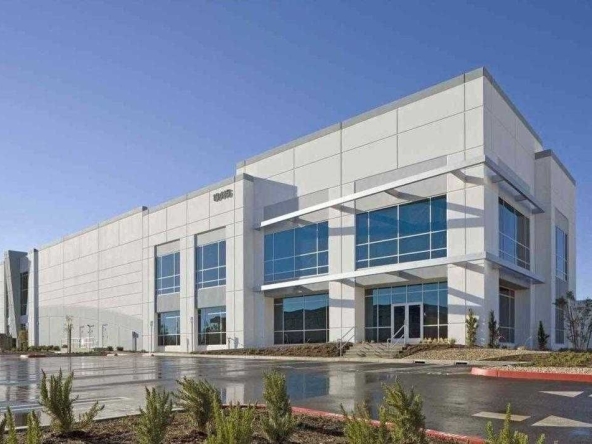 Склад в Трявна - 8700 кв.м за 5 €/кв.м - Снимка #1