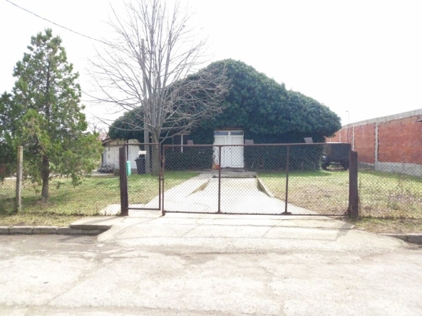 Промишлена сграда в Чирпан - 7500 кв.м за 31 €/кв.м - Снимка #1