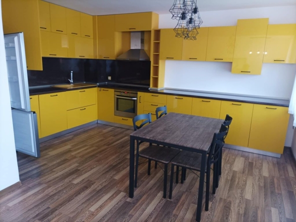 Дава се под наем Тристаен апартамент в Казанлък - 100 кв.м за 357 € - Снимка #1