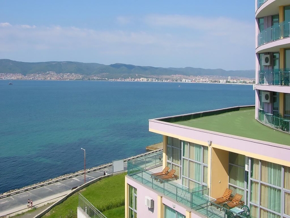 Двустаен апартамент в к.к. Слънчев бряг - 65 кв.м за 1354 €/кв.м - Снимка #1