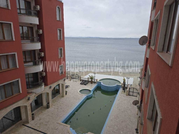 Тристаен апартамент в Несебър - 87 кв.м за 2012 €/кв.м - Снимка #1