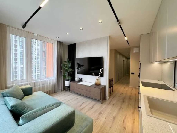 Дава се под наем Тристаен апартамент в София, Център - 90 кв.м за 561 € - Снимка #1