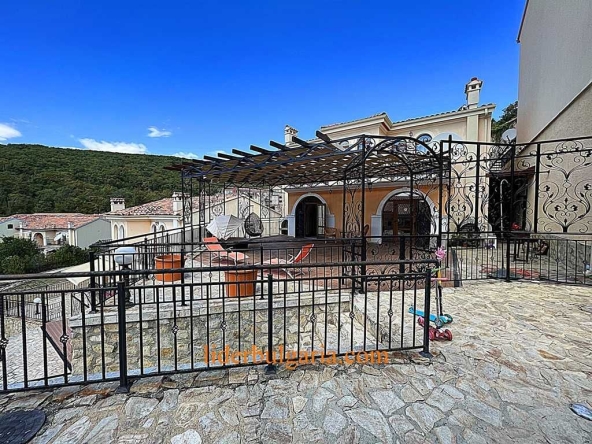 Къща в к.к. Елените - 217 кв.м за 1452 €/кв.м - Снимка #1