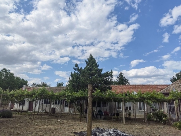 Къща в с. Велино, Област Шумен - 1532 кв.м за 40 €/кв.м - Снимка #1