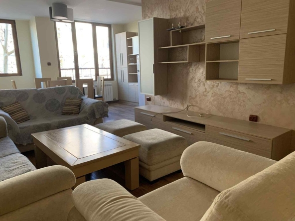 Дава се под наем Тристаен апартамент в Ловеч, Център - 90 кв.м за 357 € - Снимка #1