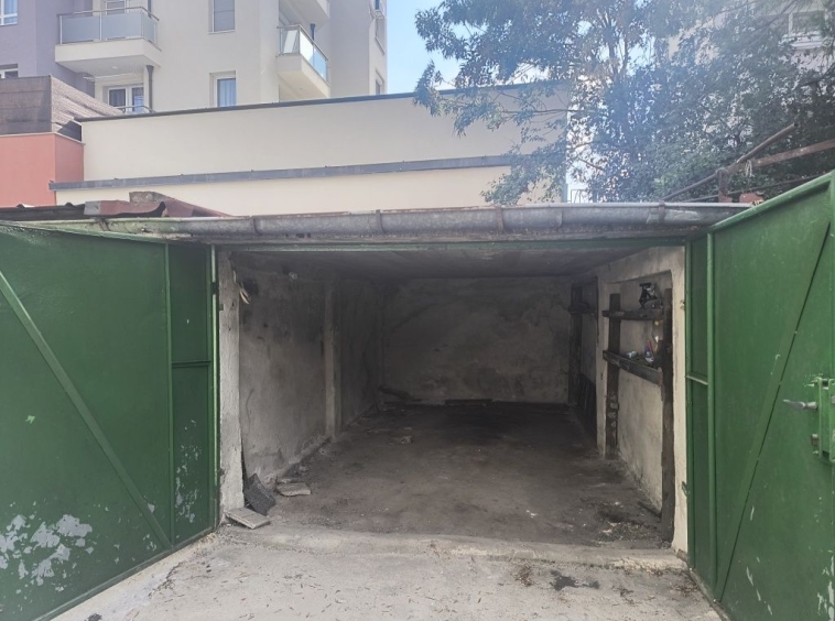 Дава се под наем Гараж / Паркомясто в Русе, Търговия на едро - 15 кв.м за 45.9 € - Снимка #1