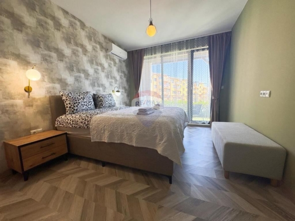 Дава се под наем Двустаен апартамент в к.к. Св.Св. Константин и Елена - 68 кв.м за 657.9 € - Снимка #1