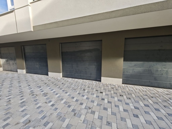 Дава се под наем Гараж / Паркомясто в Плевен, 9-ти квартал - 18 кв.м за 99.45 € - Снимка #1