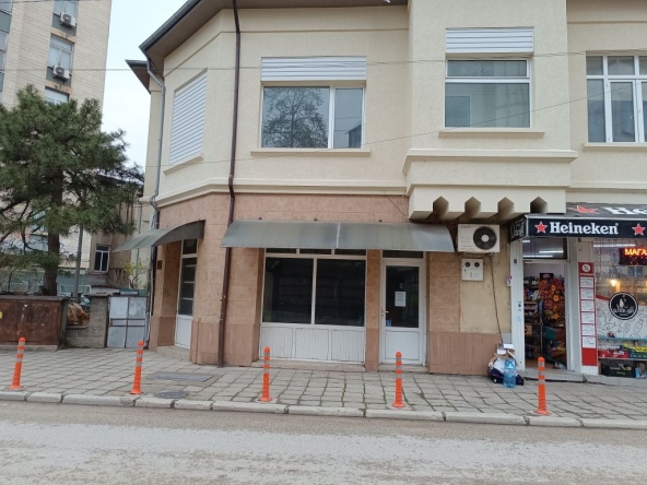 Дава се под наем Магазин в Силистра, Център - 51 кв.м за 328.95 € - Снимка #1