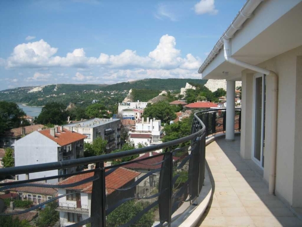 Дава се под наем Двустаен апартамент в Балчик - 73 кв.м за 114709.2 € - Снимка #1