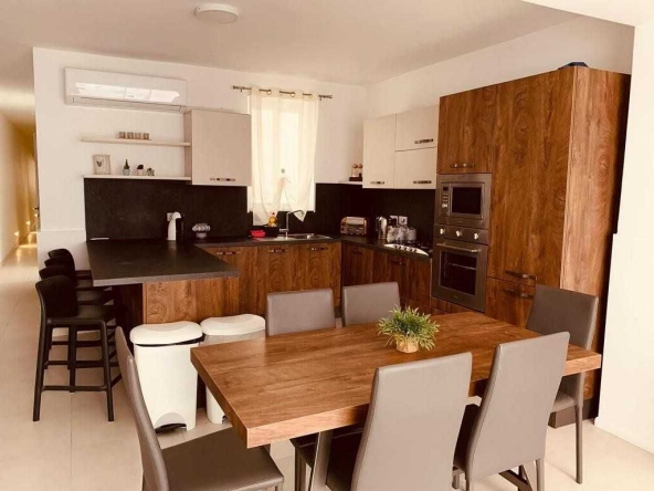 Дава се под наем Тристаен апартамент в Пловдив, Център - 120 кв.м за 648.21 € - Снимка #1