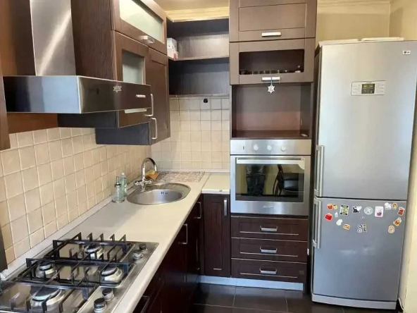 Дава се под наем Тристаен апартамент в София, Център - 90 кв.м за 561 € - Снимка #1