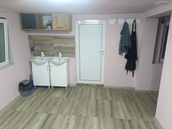 Дава се под наем Офис в Карлово - 33 кв.м за 244.8 € - Снимка #1