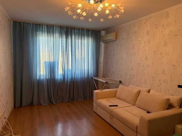 Дава се под наем Тристаен апартамент в София, Зона Б-18 - 90 кв.м за 698.19 € - Снимка #1