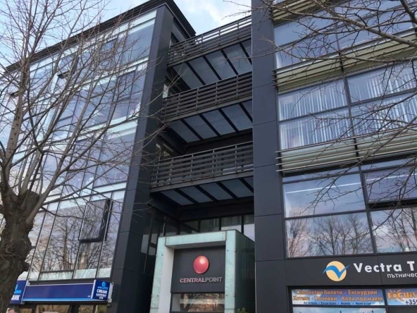 Дава се под наем Офис в Варна, Център - 83 кв.м за 1994.61 € - Снимка #1