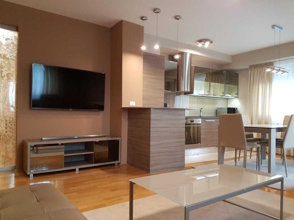 Дава се под наем Тристаен апартамент в Бургас, Център - 85 кв.м за 280.5 € - Снимка #1